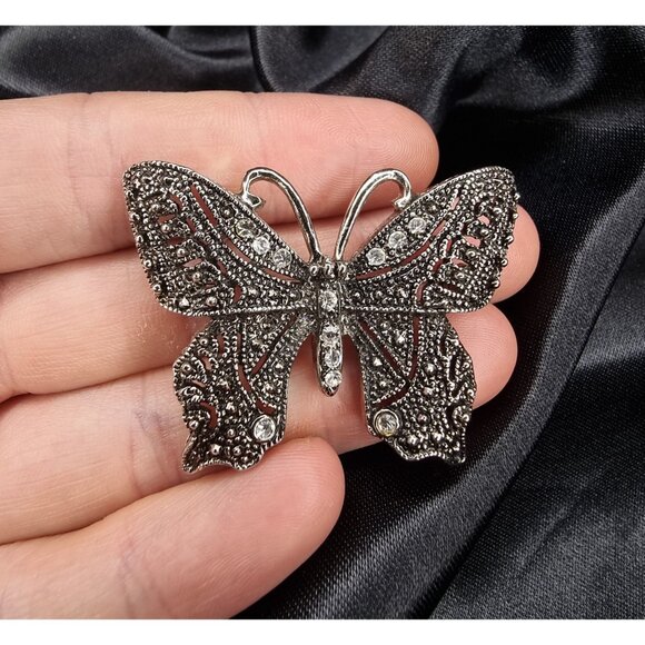Vintage-Inspired Silver-Tone Butterfly Brooch With Rhinestone Accents Elegant - Picture 5 of 5